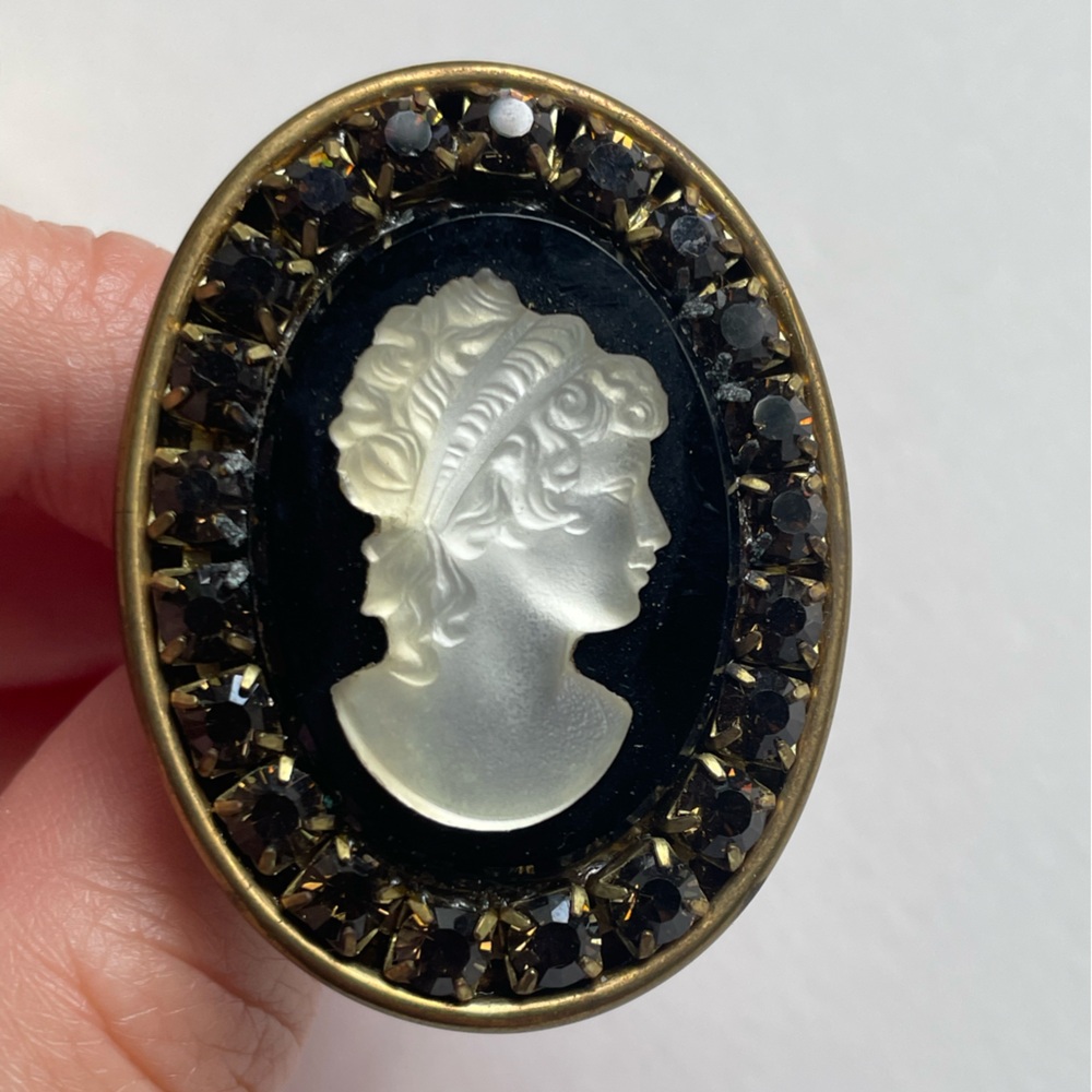 Black And White Statement Cameo Ring With Rhinestones - Picture 7 of 9